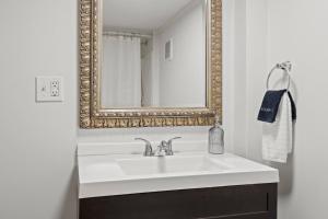 Suite 2, Quick Walk to Downtown Black Mountain