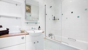 Stay Here Because Notting Hill’s Food, Style & Energy Start at Your Doorstep