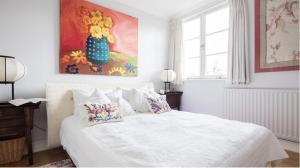 Stay Here Because Notting Hill’s Food, Style & Energy Start at Your Doorstep