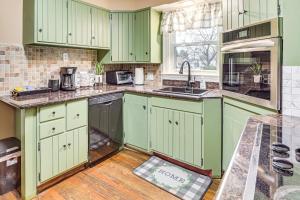 Inviting Family Home, 2 Mi to Eastwood Mall!