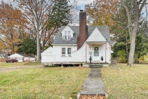 Inviting Family Home, 2 Mi to Eastwood Mall!