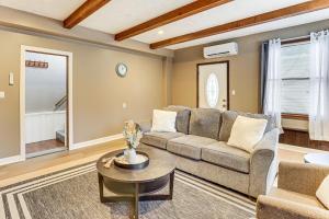 Inviting Family Home, 2 Mi to Eastwood Mall!