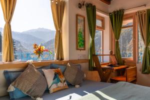 LiveAway Mussoorie, Kempty by PACK