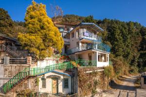 LiveAway Mussoorie, Kempty by PACK
