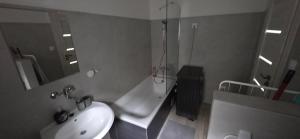 Apártmany v centre - vlastná izba so spoločnou kuchyňou a kúpeľnou môže byť zdieľaná 2 inými izbami