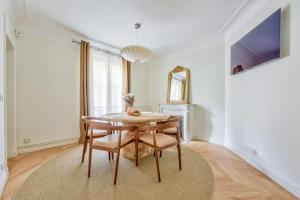 TOUR 1 Renovated 1 Bed Paris 75016 Passy