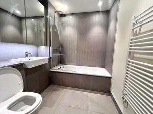 Gorgeous 3BR With 2BA in Stratford Near Westfield