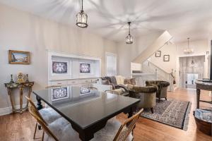 Pineapple House, Romantic 3 Bed 2 Bath Apt, Sleeps 6! Private Balcony! City Center! FREE Parking!