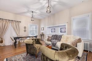 Pineapple House, Romantic 3 Bed 2 Bath Apt, Sleeps 6! Private Balcony! City Center! FREE Parking!