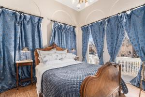 Pineapple House, Romantic 3 Bed 2 Bath Apt, Sleeps 6! Private Balcony! City Center! FREE Parking!