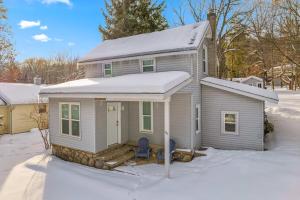 Charming 2BR Pet-Friendly Walk to Downtown