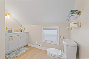 Charming 2BR Pet-Friendly Walk to Downtown