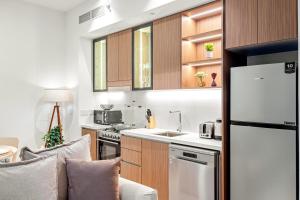 FIRST CLASS 1BR Creek Escape & Modern Elegance