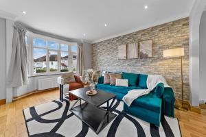 Charming3BR London Home Ideal For Workers Groups And Contractors With Private Garden & Parking