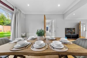 Charming 3BR Home Ideal for Workers & Contractors Garden & Parking