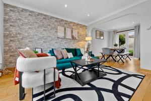 Charming3BR London Home Ideal For Workers Groups And Contractors With Private Garden & Parking