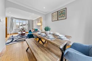 Charming3BR London Home Ideal For Workers Groups And Contractors With Private Garden & Parking