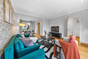 Charming 3BR Home Ideal for Workers & Contractors Garden & Parking