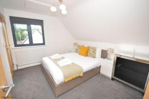 Rendezvous - stunning corner plot on the main river in Wroxham