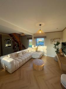 Maison rénovée et prairie à disposition