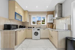 Charming3BR London Home Ideal For Workers Groups And Contractors With Private Garden & Parking