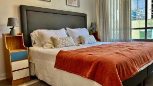 Acogedor departamento en Barrio el Golf con Aire acondicionadoCercano a Costanera Center y MUT