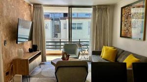 Acogedor departamento en Barrio el Golf con Aire acondicionadoCercano a Costanera Center y MUT