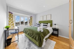 Bright 3BR Home Family & Pet-Friendly Long Stays, Groups & Contractors Garden & Free Parking