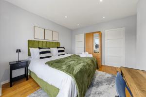 Comfortable 3BR House Family & Pet-Friendly Groups & Contractors Garden & Free Parking