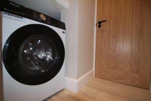 Spacious One Bedroom Flat With Parking