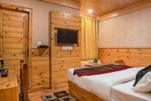 The Family Paradise Kufri! Mountain View! Near adventure activities! BY THE TIKKER