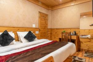 The Family Paradise Kufri! Mountain View! Near adventure activities! BY THE TIKKER
