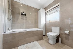 Charming3BR London Home Ideal For Workers Groups And Contractors With Private Garden & Parking