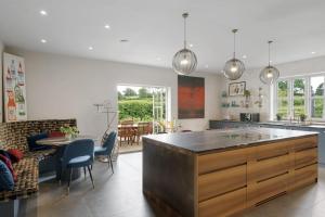 Spacious Home Hot Tub Gym Games Room & Garden