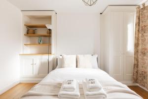 New! Lovely 1BR, 2 mins to St James Street Station