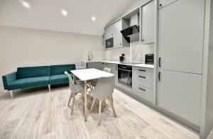 Fantastic 2 Bed 2 Bath Penthouse With Parking