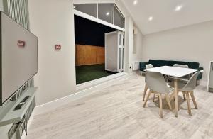 Fantastic 2 Bed 2 Bath Penthouse With Free Parking