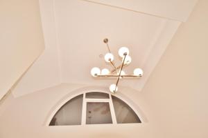 Fantastic 2 Bed 2 Bath Penthouse With Parking