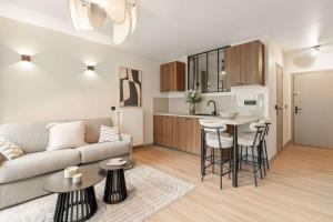 Eiffel Tower - Deluxe Studio for 4