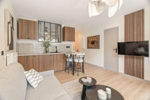 Eiffel Tower - Deluxe Studio for 4