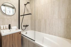 Eiffel Tower - Deluxe Studio for 4