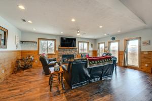 6 Mi to Chatuge Lake Spacious Cabin with Mtn Views!