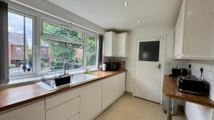 London Apartment with Three Bedrooms and Parking