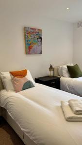 London Apartment with Three Bedrooms and Parking