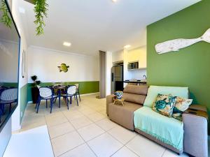 Apto Bal Picarras 150M PRAIA com PISICNA, Cozinha completa, sacada com CHURRASQUEIRA privativa, Wi Fi, PORTARIA 24h,vaga privativa de GARAGEM