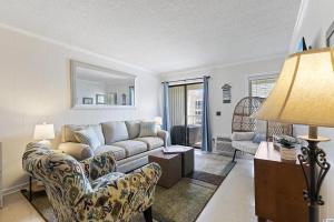 New Upscale 2 Bedroom Condo, Steps to the Beach