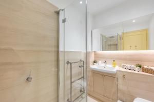 3 Bed House near Selfridges