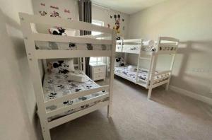 Modern 3BR Getaway• Steps to Pool•12 min to Disney