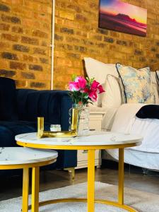 Craftmanship Apartment with WiFi Pool & Parking