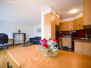 Central Bern Flat - Balcony & Bundeshaus View